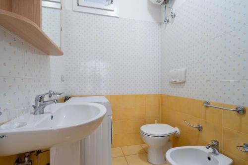 Ένα μπάνιο στο Residence La Perla - Ametista