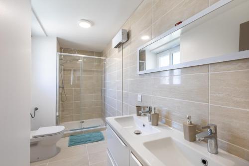 ein Badezimmer mit Waschbecken und Toilette in der Unterkunft Le Bol d'Err - Vue Montagne in 