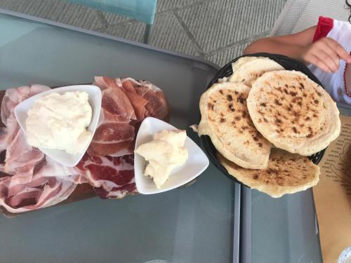 Makanan di atau berdekatan apartmen