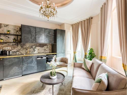 un salon avec un canapé et une table dans l'établissement Merveil - Luxury Suite - Louvre - Ours I, à Paris