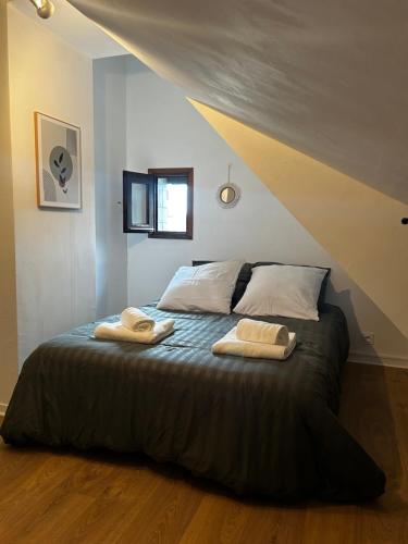 滨海布隆维尔Le Cottage D'Ilona的卧室里有一张床，床上放着两条毛巾。