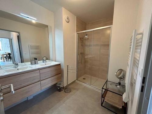 une salle de bain avec un lavabo et une douche dans l'établissement NAÏA ALO, à Sérignan