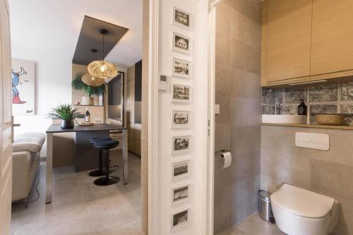 une salle de bain avec un lavabo et des toilettes dans une chambre dans l'établissement Appartement 212 - LES SUITES DE ROBINSON - Résidence avec piscine en bord de Siagne, à Mandelieu-La-Napoule, à Mandelieu-la-Napoule