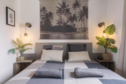 une chambre avec un lit avec deux oreillers dessus dans l'établissement Appartement 212 - LES SUITES DE ROBINSON - Résidence avec piscine en bord de Siagne, à Mandelieu-La-Napoule, à Mandelieu-la-Napoule