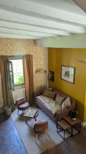 un salon avec un canapé et une table dans l'établissement Hameau des Galottières-Perche, immersion nature, à Ceton