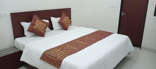 Postel nebo postele na pokoji v ubytování Avadh Garden Marriage Lawn & Guest House