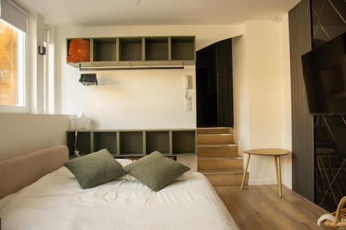 une chambre avec un lit avec deux oreillers dans l'établissement Suite Aube-Studio 2 pers lumineux centre ville, à Charleville-Mézières