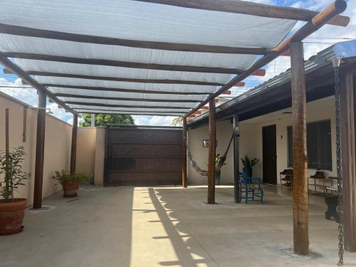 patio con tenda da sole in cima a una casa di SuaCasaLongeDeCasa LagoadaPrata a Lagoa da Prata