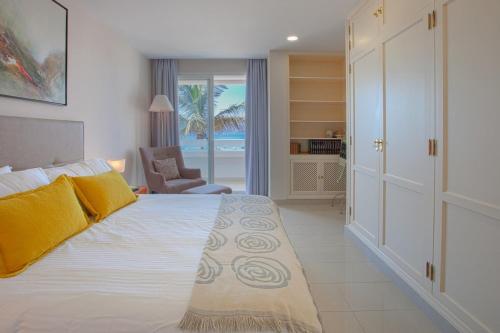 Ένα ή περισσότερα κρεβάτια σε δωμάτιο στο Beachfront apartment in Playa de Las Canteras