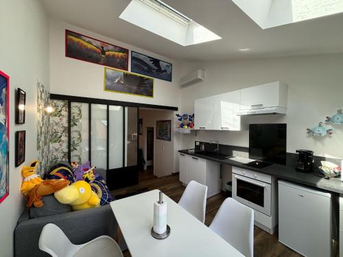 une cuisine et un salon avec un canapé et une table dans l'établissement Le Poke'appart - 4pers - Confort - Rêve au Mans, au Mans