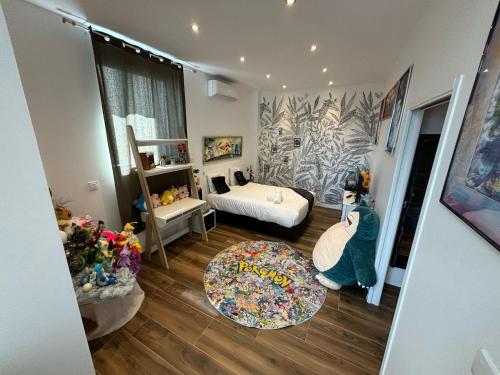 a small room with a bed and a table at Le Poke'appart - 4pers - Confort - Rêve au Mans in Le Mans