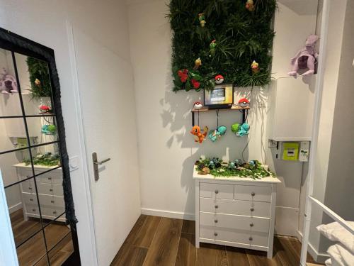 a room with some plants on the wall at Le Poke'appart - 4pers - Confort - Rêve au Mans in Le Mans