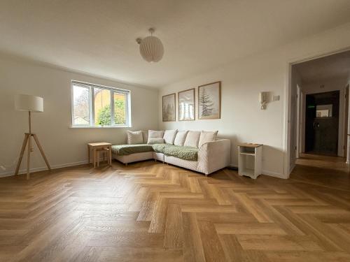 Posezení v ubytování Cosy Central Flat with Parking