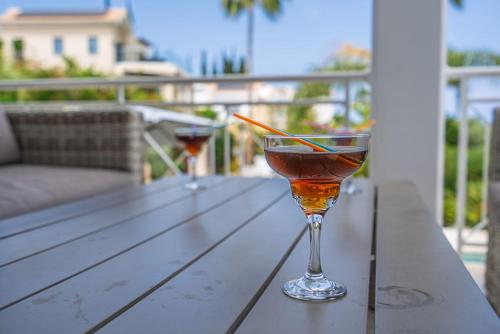 Ποτά στο Villa Selenia with private pool & jacuzzi in Latsi Paphos