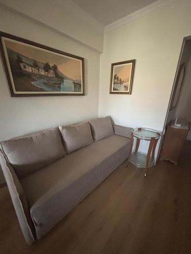 a living room with a couch and a glass table at Cozy Apartment in Ptolemaida in Ptolemaida