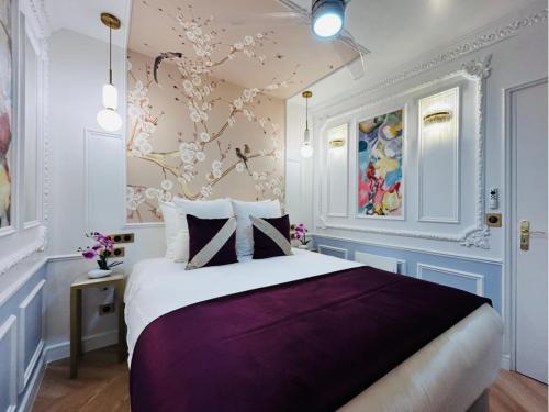 une chambre avec un grand lit avec des draps violets dans l'établissement Merveil - Luxury Suite - Marais - Charlot, à Paris
