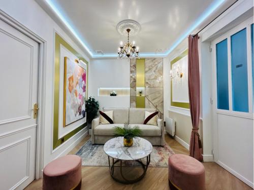 un salon avec un canapé et une table dans l'établissement Merveil - Luxury Suite - Marais - Charlot, à Paris