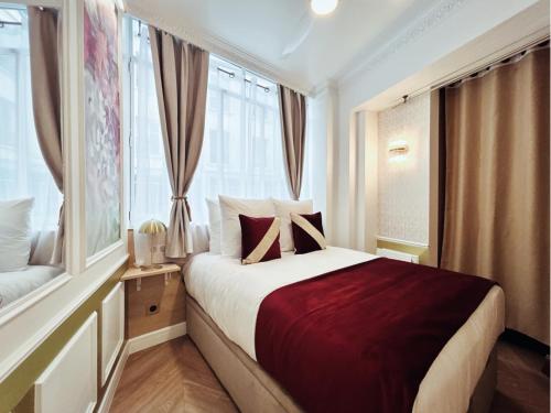- une chambre avec un grand lit en face d'une fenêtre dans l'établissement Merveil - Luxury Suite - Marais - Charlot, à Paris