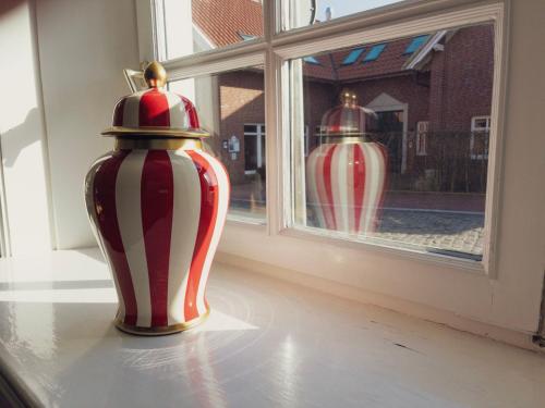 two vases sitting on a window sill at Ferienwohnung Siel 40 Ditzum 45253 in Ditzum