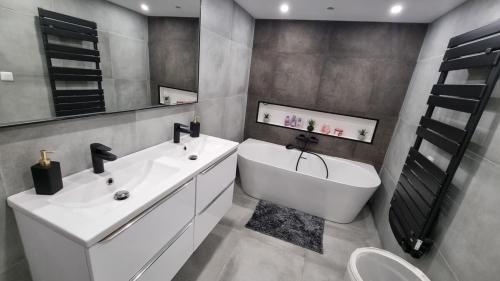 une salle de bain avec deux lavabos et un WC et un miroir dans l'établissement VILLA ROUQUIER, Vue Panoramique, Mer et Port de Sète, Climatisé, Jacuzzi, à Sète