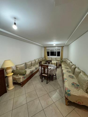 a living room with couches and a table at Residence avec piscine in Martil