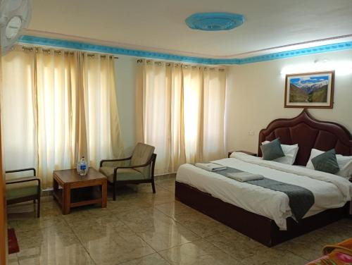 เตียงในห้องที่ Hotel The Lahul Expedition By Beas Hospitality