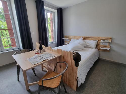 Ένα ή περισσότερα κρεβάτια σε δωμάτιο στο La Maison Lourégo CAPUCINE