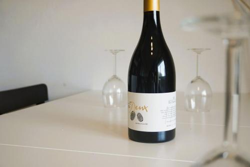 - une bouteille de vin assise sur un comptoir avec 2 verres à vin dans l'établissement Le XV 4 People with sea view, au Barcarès