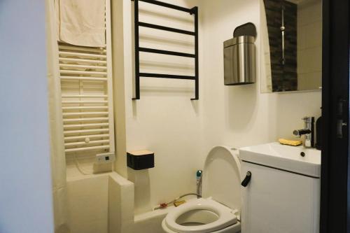 une salle de bain blanche avec des toilettes et un lavabo dans l'établissement Le XV 4 People with sea view, au Barcarès