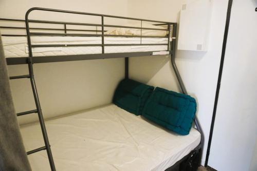 - un lit superposé avec un oreiller vert sur la couchette inférieure dans l'établissement Le XV 4 People with sea view, au Barcarès