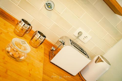 a kitchen counter with a sink and two cups at Wayra Lodge [Kanchay] in Raposeira