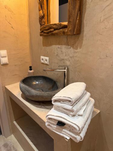 Un baño de Hotel Giorgi et logements insolites-jacuzzi privé