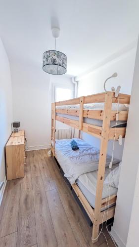 une chambre avec deux lits superposés dans une pièce dans l'établissement L'Épicentre, 45 m2, 2 chambres, Hyper centre, à Villers-sur-Mer