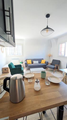 un salon avec une table et un canapé dans l'établissement L'Épicentre, 45 m2, 2 chambres, Hyper centre, à Villers-sur-Mer