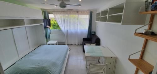 une petite pièce avec un lit et une table dans l'établissement Studio charmant à Villeneuve-Loubet, 19 m², Climatisation, à Villeneuve-Loubet