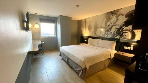 Postel nebo postele na pokoji v ubytování HORU HOTEL MANGGA DUA SQUARE