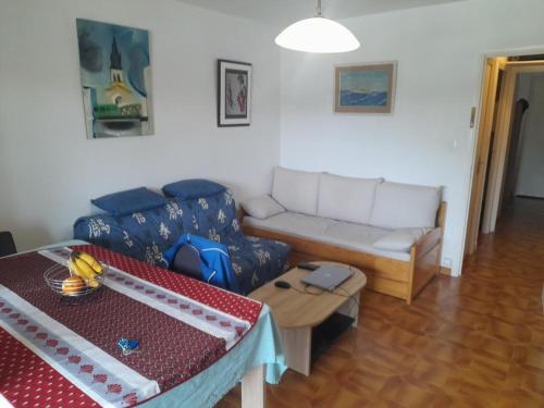 un salon avec un canapé et une table dans l'établissement T2 bord de mer, à Hyères