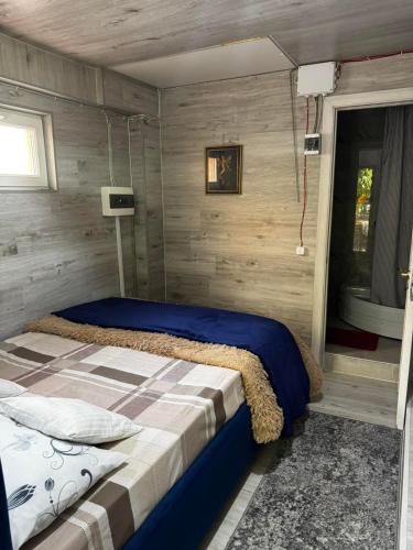 una camera da letto con un letto in una parete di legno di Hotel a Chişinău