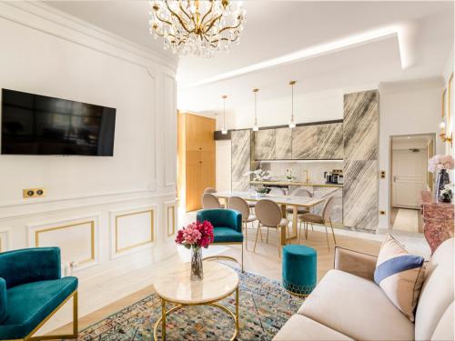 un salon avec un canapé et une table dans l'établissement Merveil - Luxury Suite - Tour Eiffel - Bac I, à Paris