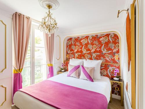 une chambre avec un grand lit avec une couverture rose dans l'établissement Merveil - Luxury Suite - Tour Eiffel - Bac I, à Paris