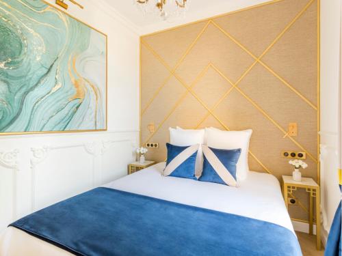 - une chambre avec un lit doté d'une grande tête de lit dans l'établissement Merveil - Luxury Suite - Tour Eiffel - Bac I, à Paris