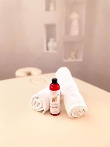 une pile de serviettes assises sur un comptoir de salle de bains dans l'établissement À la folie - Loft & Spa, à Montrevault