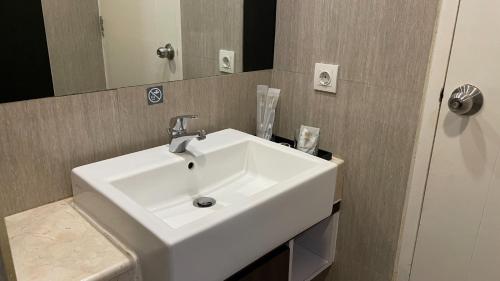 Koupelna v ubytování HORU HOTEL MANGGA DUA SQUARE
