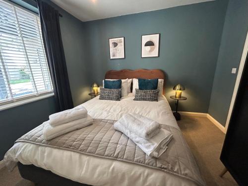 sypialnia z łóżkiem i ręcznikami w obiekcie Luxury 2 bedroom town apartment w Aberystwyth