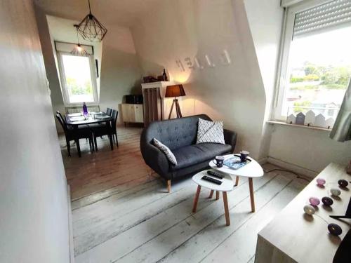 un salon avec un canapé et une table dans l'établissement Ker Amel - Vue mer et parking, à Binic