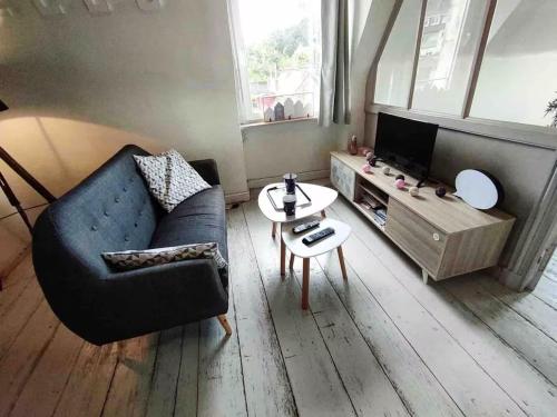 un salon avec un canapé et une table dans l'établissement Ker Amel - Vue mer et parking, à Binic