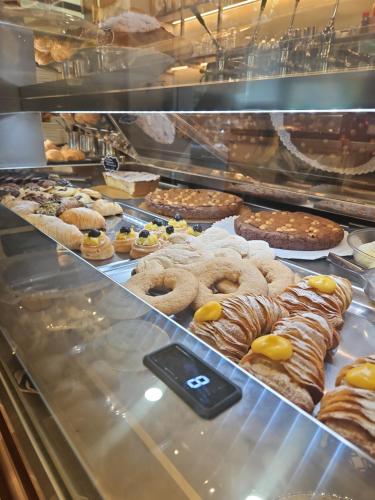 eine Vitrine in einer Bäckerei mit vielen Donuts in der Unterkunft Roma Vatican in Rom