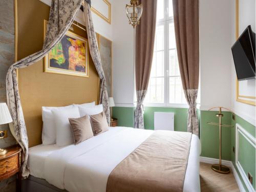 une chambre avec un lit à baldaquin dans l'établissement Merveil - Luxury Suite - Notre-Dame - Saint Louis, à Paris