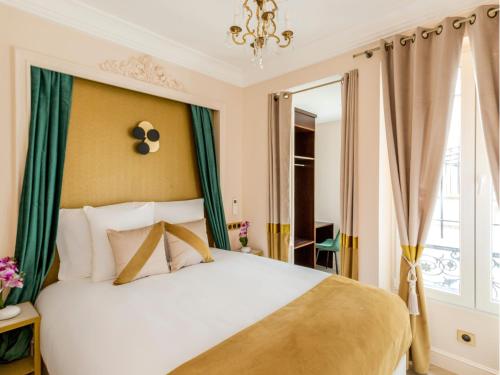 une chambre avec un grand lit et un lustre dans l'établissement Merveil - Luxury Suite - Louvre - Ours II, à Paris