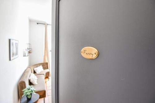 une porte avec un panneau indiquant « famille » dessus dans l'établissement Chez Pagnol - Appart 1 ch - St-Charles, à Marseille